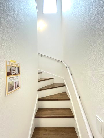 【内装】 | 春日市弥生7丁目1期　2号棟（全3棟）【仲介手数料無料・0円】 | 現地写真。2階へ上がる階段です。手摺もついて安全ですね。