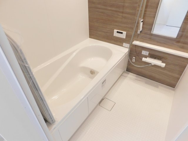 あま市甚目寺八尻の新築一戸建の浴室|◇浴室◇　　広い１坪サイズ（LIXIL）・浴室暖房乾燥機・保温浴槽・エコベンチ浴槽・スライドバーシャワー・キレイサーモフロア・オートバス・バリアフリー