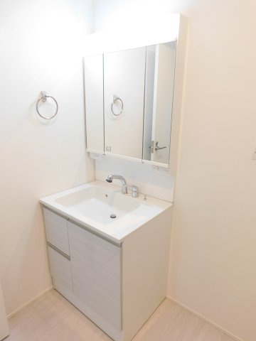 あま市甚目寺八尻の新築一戸建の独立洗面台|◇洗面室◇　　三面鏡シャンプードレッサー　くもり止め仕様