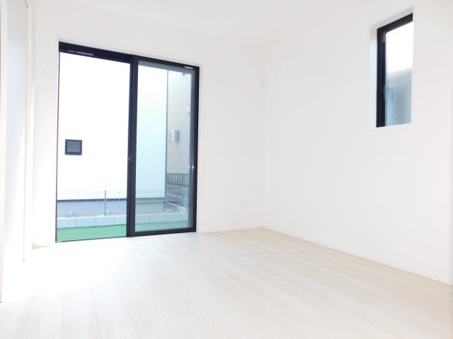 あま市甚目寺八尻の新築一戸建の洋室|◇１階洋室◇　　南面で明るい洋室約５．７５帖　リビングの続き間としても利用できます！　全居室収納完備♪　