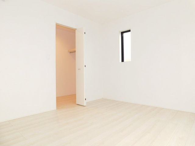 あま市甚目寺八尻の新築一戸建の洋室|◇２階洋室◇　　南面で明るい洋室約７．２５帖　ウォークインクローゼット完備♪　バルコニー利用可！