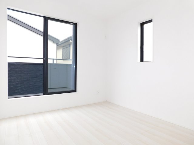 あま市甚目寺八尻の新築一戸建の洋室|◇２階洋室◇　　南面で明るい洋室約５．２５帖　全居室収納完備♪　バルコニー利用可！