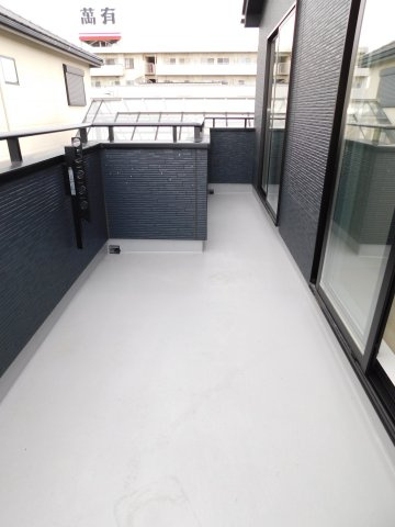 あま市甚目寺八尻の新築一戸建のバルコニー|◇バルコニー◇　　陽当り良好な南面ワイドバルコニー♪　洋室２部屋から出入りできます！