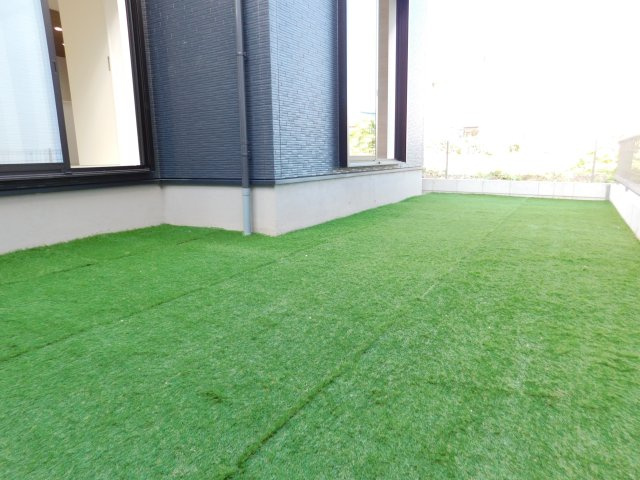 あま市甚目寺八尻の新築一戸建の庭|◇庭◇　　人工芝の広い庭付き♪
