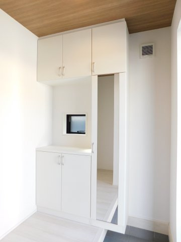 あま市甚目寺八尻の新築一戸建の玄関|◇玄関◇　　家族の履物がしっかり収納できるミラー付きシューズ収納完備！　玄関にはシューズインクローク完備！