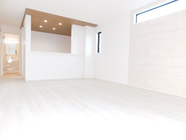 あま市甚目寺八尻の新築一戸建の居間・リビング|◇リビング◇　　南面で明るいリビング約１７．０帖　リビング全体が見渡せる折下天井のオシャレな対面キッチン♪　　