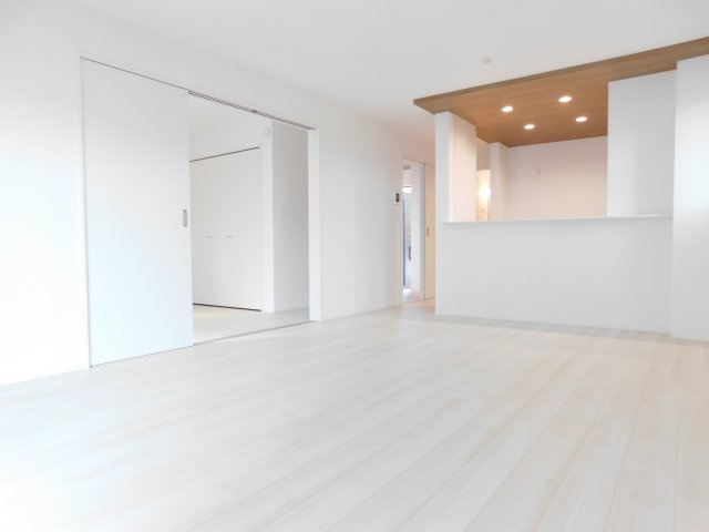 あま市甚目寺八尻の新築一戸建の居間・リビング|◇リビング◇　　南面で明るいリビング約１７．０帖　インテリアが映える広々リビング♪