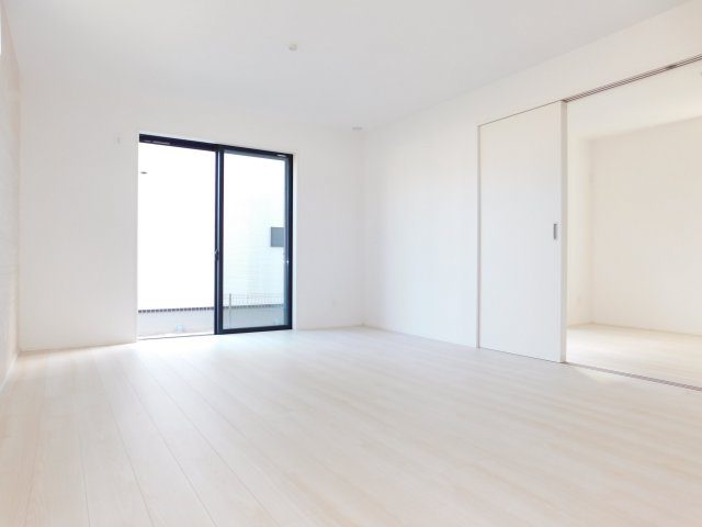 あま市甚目寺八尻の新築一戸建の居間・リビング|◇リビング◇　　南面で明るいリビング約１７．０帖　隣の洋室と続き間で２２．７５帖の広々空間になります♪