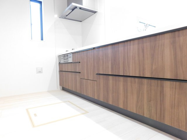 あま市甚目寺八尻の新築一戸建のキッチン|◇キッチン◇　　人気の対面式・人造大理石カウンター・浄水器付ハンドシャワー・静音仕様シンク・Ｉ・スローインクローズレール・薄型換気扇・前面コンセント完備・床下収納庫 　