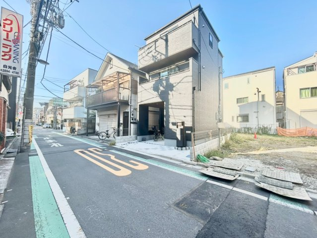 荒川区西尾久5丁目　新築戸建　全2棟の前面道路含む現地写真|2025.10.30撮影

現地ご見学希望・資料請求などお気軽にお問い合わせ下さい！
03-5990-5201