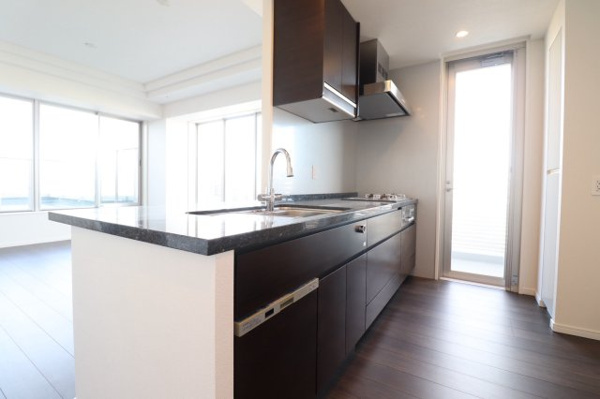 【キッチン】 | 【キッチン】床と統一感のある色味で、落ち着いた雰囲気のキッチン！3口コンロ付きで、毎日の料理も楽しく快適に行えます。