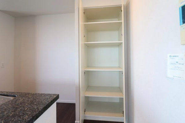 【収納】 | 【収納】天井まで活用できる豊富な収納！キッチン周りを美しく整えられる設計です。