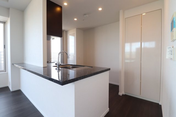 【キッチン】 | 【キッチン】カウンターのついた明るいオープンキッチン！2か所の収納スペースがあり、調理器具や食器もたっぷり片づけられます。