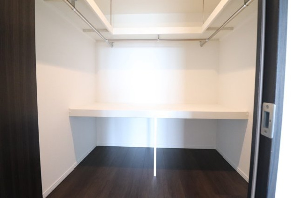 【収納】 | 【収納】8.0帖の洋室には、大きなウォークインクローゼット付き！洋服や小物もたっぷり収納できて、お部屋をすっきり保てます。