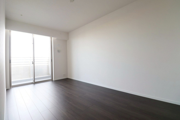 【洋室】 | 【洋室】8.0帖の洋室には、バルコニーに出られる大きな掃き出し窓があり、明るく風通しの良いお部屋です！