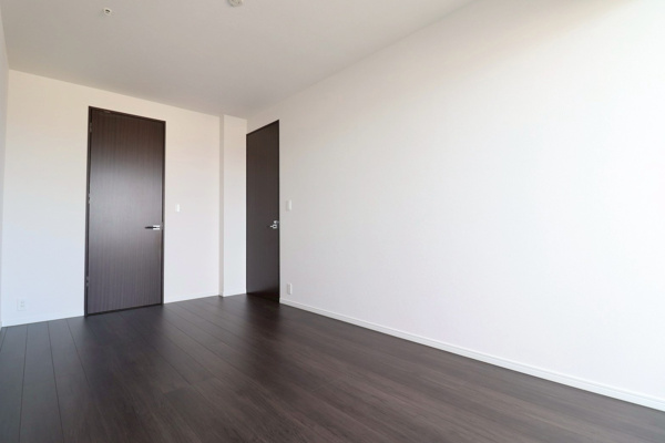 【洋室】 | 【洋室】8.0帖の広々とした洋室！バルコニーに面しており、明るく開放的な空間です。