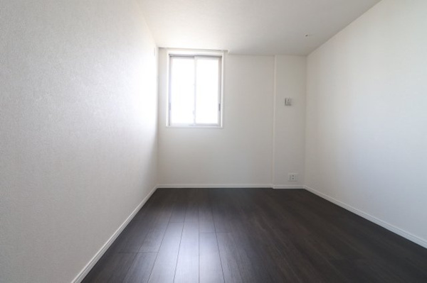 【洋室】 | 【洋室】5.6帖の洋室はバルコニーに面した腰窓がついて、風通し・採光ともに良好！