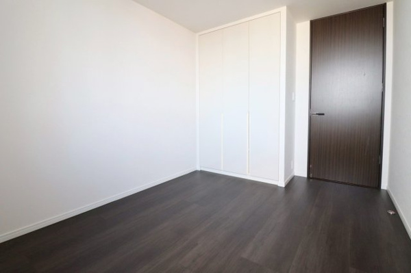 【洋室】 | 【洋室】5.6帖の洋室は、柱の出ないすっきりとした間取り！家具のレイアウトがしやすく、空間を有効に活用できます！