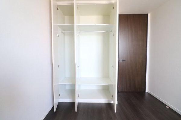 【収納】 | 【収納】5.6帖の洋室にあるクローゼットは、洋服や季節のアイテムをたっぷりしまえる広さです！