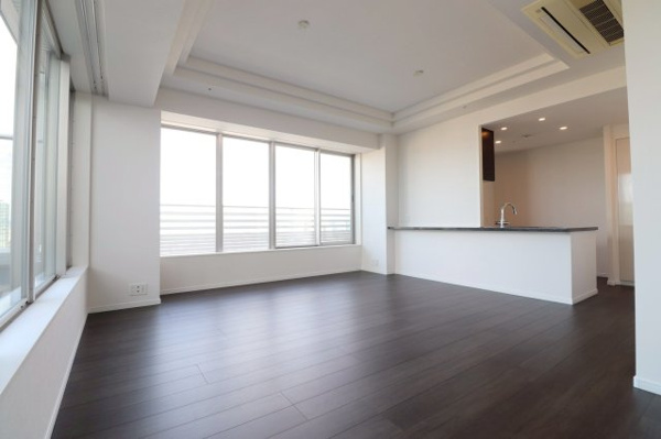  | 【リビング】約18.8帖の開放的なLDK！2面採光で日当たり・風通し良好。天井高2.5mの織上天井が広々とした気持ちのいい空間をつくります。