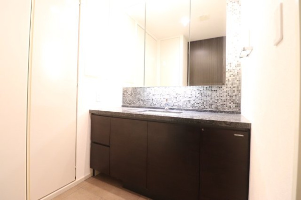 【独立洗面台】 | 【洗面室】曇り止めヒーター付きの三面鏡と、デザイン性の高いモザイクタイルを採用。
カウンター一体型の洗面ボウルは、汚れやカビが発生しにくく、お手入れも簡単です。