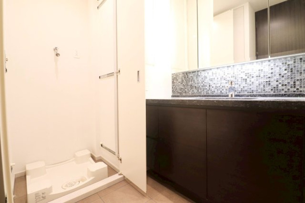 【独立洗面台】 | 【洗面室】洗濯機をすっきり隠せる扉付き仕様！生活感を抑えられるため、ゲスト利用時も安心してお迎えできます。