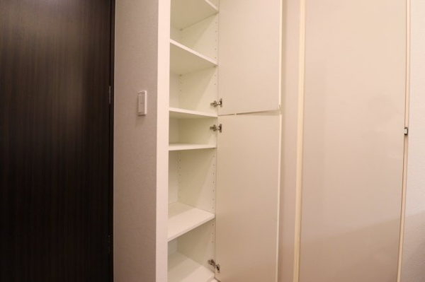 【収納】 | 【収納】リネン庫は高さを調整できる可動棚付き！天井までしっかり収納できて、タオルや日用品もすっきり片づきます！