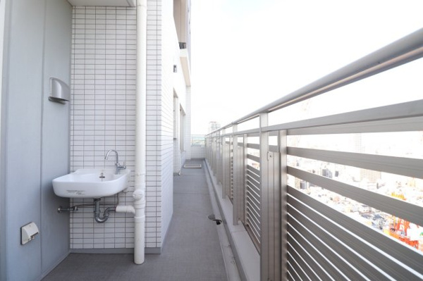 【バルコニー】 | 【バルコニー】スロップシンクつきのバルコニー！屋外コンセントもついて照明等の設置に便利です！