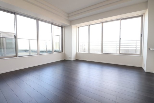 【居間・リビング】 | 【リビング】ルーフバルコニーに出入りできる窓があり開放感たっぷり！Low-E複層ガラスで断熱性効果◎