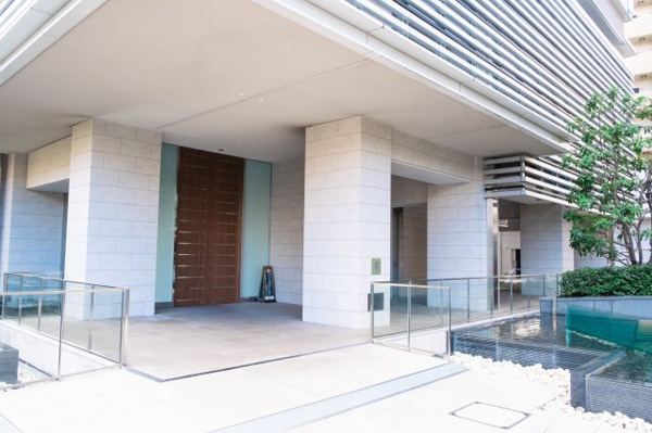  | 【エントランス外観】歳月に磨かれて深まる味わい。堂々とした邸宅の趣を追求した、グランドエントランス！