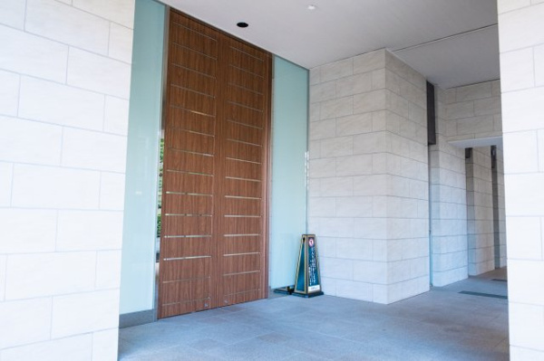  | 【メインエントランス出入口】壁面は質感豊かな大判タイル、床には御影石が敷き詰められています！