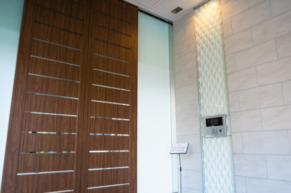 【エントランス】 | 【風除室】清潔感溢れる内装です。もちろんオートロックです！強固なセキュリティで安心！