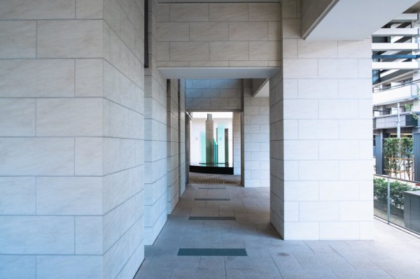 【その他共用部分】 | 【敷地内通路】屋根があるので、雨の日でも濡れずに移動できます。きれいに管理されています！