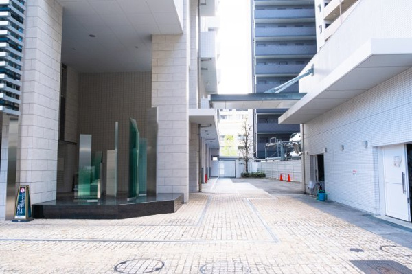 【駐車場】 | 【敷地内駐車場出入口】きちんと整備されたきれいな駐車場です！十分な広さがあり、車の出し入れも簡単☆