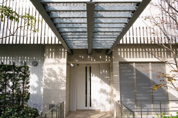 【駐輪場】 | 【駐輪場入口】中へ進むと、自転車用のエレベーターが2基ございます！