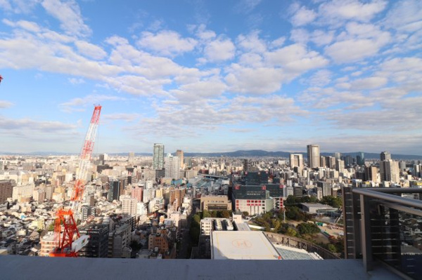 【展望】 | 【眺望】東向きならではの開放感あふれるダイナミックビュー！朝の光が差し込む爽やかな眺望を楽しめます。