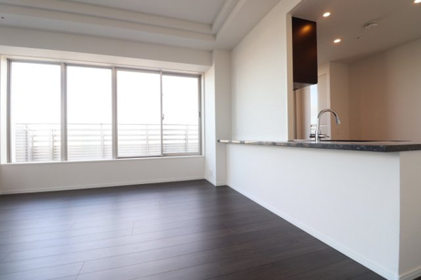 【キッチン】 | 【ダイニング】日当たりの良い明るいダイニング！オープンキッチンと一体感があり、開放的な空間です。