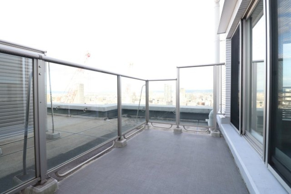 【バルコニー】 | 【ルーフバルコニー】31階のフロアにのみ設けられた特別なルーフバルコニー！アウトドア家具を置いて、プライバシー性の高い空間でゆったりとくつろげます。