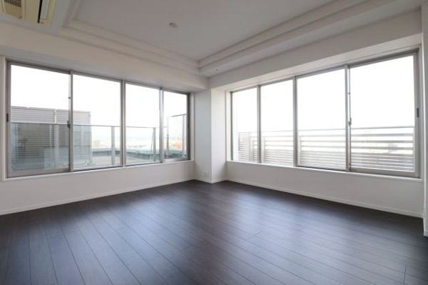 【居間・リビング】 | 【リビング】2面採光による明るく開放的なリビング！高層階ならではの眺望と、奥行きのあるルーフバルコニーが生み出すゆとりの空間が魅力！