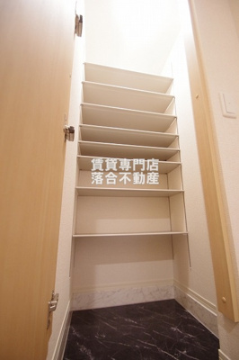 【玄関】 | クローバー相生 | たっぷり入って便利なウォークインシューズ収納♪