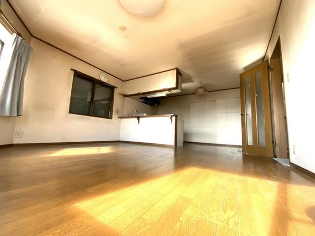 泉町四丁目貸家の居間・リビング