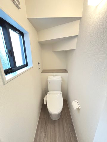 【トイレ】 | 春日市弥生7丁目1期　3号棟（全3棟）【仲介手数料無料・0円】 | 現地写真。1階のトイレです。