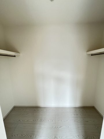 【収納】 | 春日市弥生7丁目1期　3号棟（全3棟）【仲介手数料無料・0円】 | 現地写真。ウォークインクローゼットです。