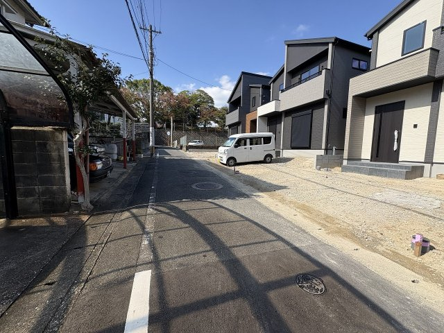 【その他】 | 春日市弥生7丁目1期　3号棟（全3棟）【仲介手数料無料・0円】 | 現地写真。前面道路です。