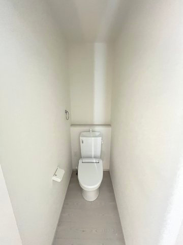 【トイレ】 | 春日市弥生7丁目1期　3号棟（全3棟）【仲介手数料無料・0円】 | 現地写真。2階にもトイレです。