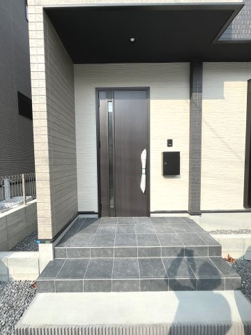 【玄関】 | 春日市弥生7丁目1期　3号棟（全3棟）【仲介手数料無料・0円】 | 施工例。施工例は完成時と異なる場合があります。