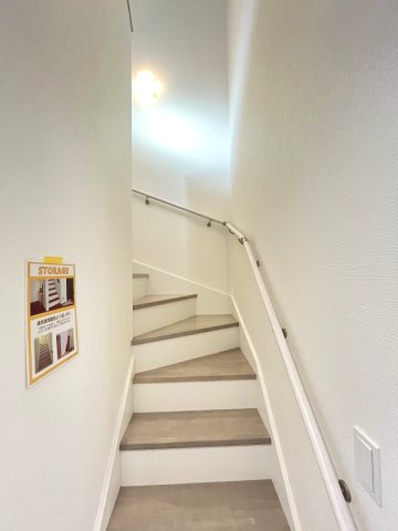 【内装】 | 春日市弥生7丁目1期　3号棟（全3棟）【仲介手数料無料・0円】 | 現地写真。2階へ上がる階段です。手摺もついて安全ですね。