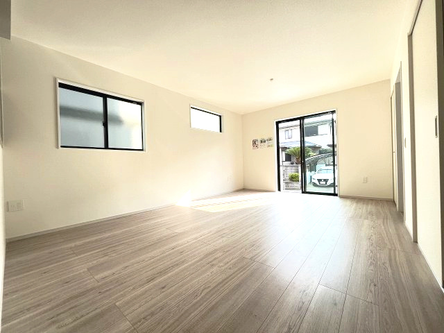 【居間・リビング】 | 春日市弥生7丁目1期　3号棟（全3棟）【仲介手数料無料・0円】 | 現地写真。