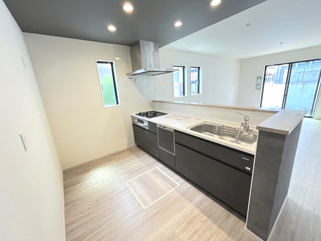 【キッチン】 | 春日市弥生7丁目1期　3号棟（全3棟）【仲介手数料無料・0円】 | 施工例。施工例は完成時と異なる場合があります。
