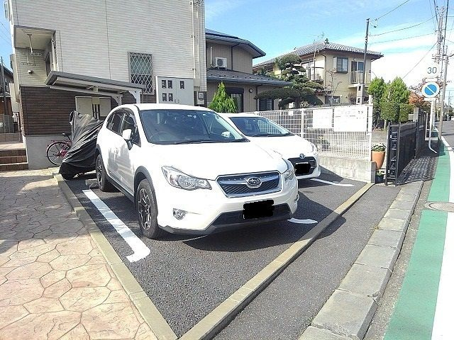 パインコートの駐車場